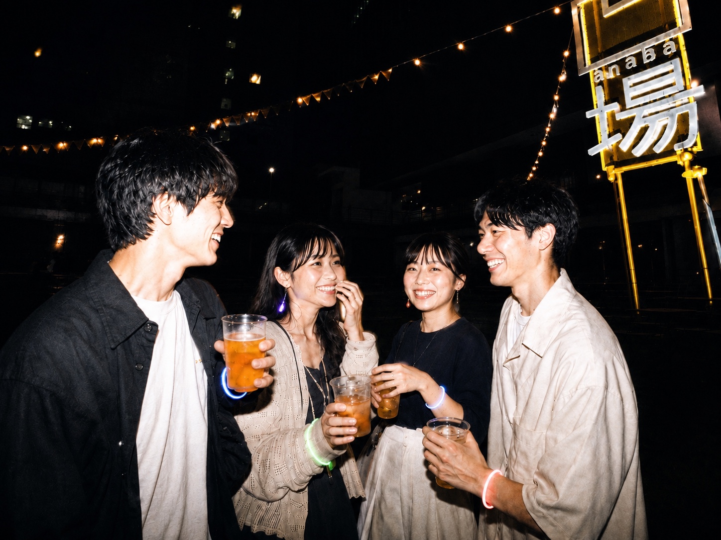 凹場でドリンクを片手に会話を楽しむ男女